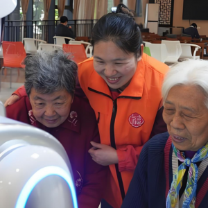 重庆：“裴裴”入养老院，科技温情暖夕阳